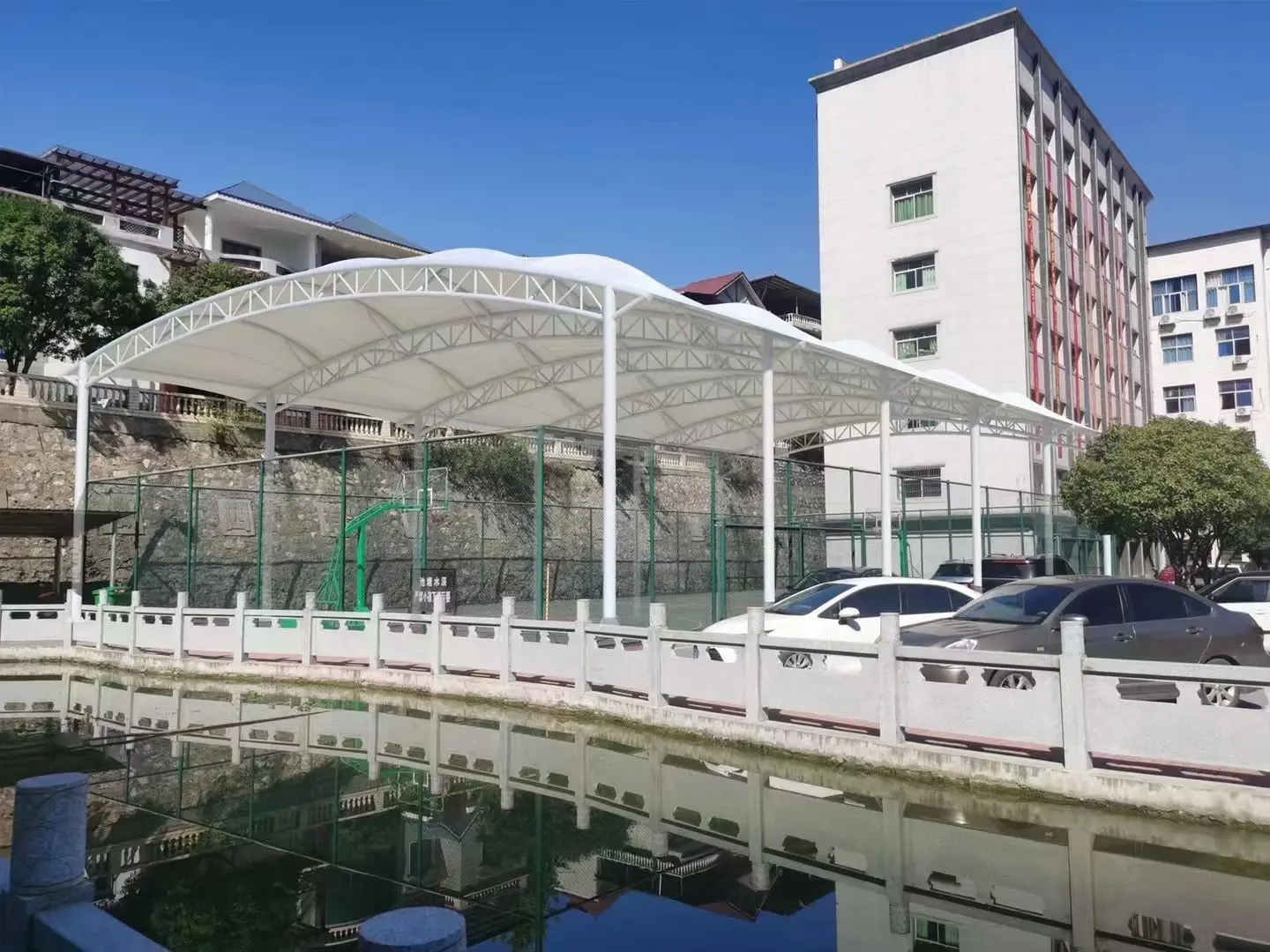 贵州仁怀园区停车棚总在漏水生锈？源头膜结构厂家：按本地气候选材，避开三大坑